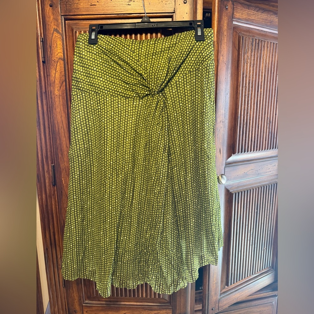 Josephine Chaus Olive Polka Dot A-Line Skirt
Size small
Like new without tags